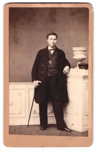 Fotografie W. Dalchow, Egeln, Neben der Post, Eleganter Herr mit Gehstock