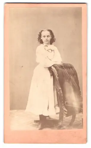 Fotografie Schaub & Peterson, Des Moines / IA, 5th St., Mädchen in weissem Kleid mit Locken