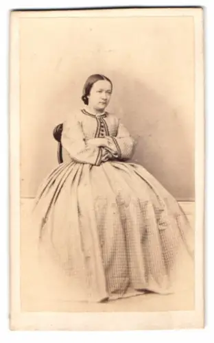 Fotografie G. Möllenborg, Wexiö, Sitzende Frau in kariertem Kleid