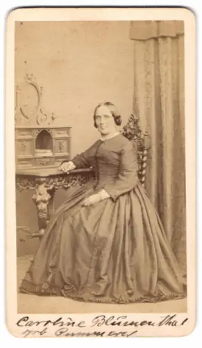 Fotografie Franz Neumayer, München, Neue Pfarrstrasse No. 2, edle Dame Caroline Blumenthal geb. Pommerer am Sekretär