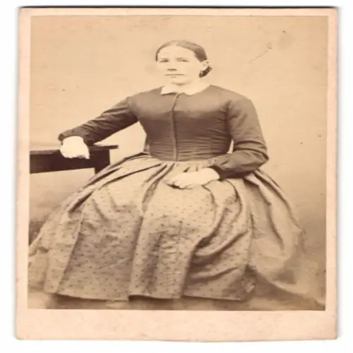Fotografie unbekannter Fotograf und Ort, Frau in historischem Kleid sitzend