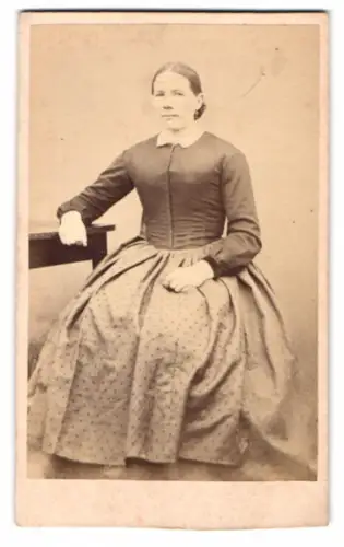 Fotografie unbekannter Fotograf und Ort, Frau in historischem Kleid sitzend