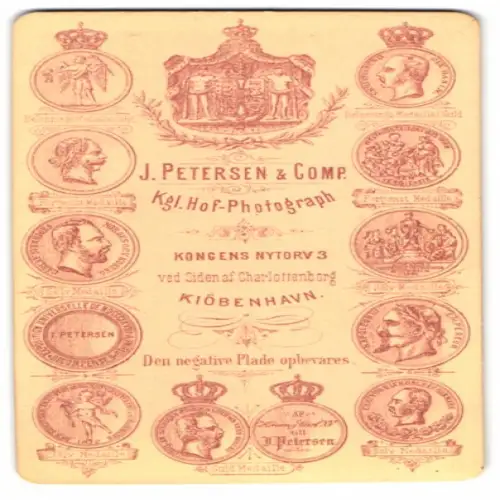 Fotografie J. Petersen & Comp., Kopenhagen, Kongens Nytorv 3, kgl. Wappen und Medaillen umgeben Anschrift des Ateliers