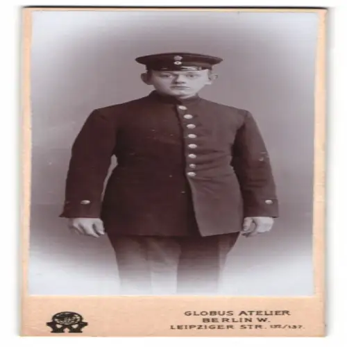 Fotografie Globus Atelier, Berlin W., Leipziger Str. 132/137, junger Beamter in Uniform