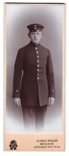 Fotografie Globus Atelier, Berlin W., Leipziger Str. 132/137, junger Beamter in Uniform