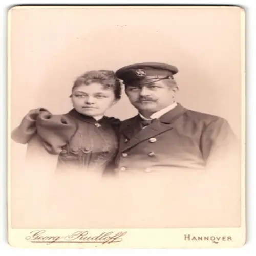 Fotografie Georg Rudloff, Hannover, Frau Magdalena mit ihrem Mann in Binnenschiffer Uniform