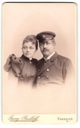 Fotografie Georg Rudloff, Hannover, Frau Magdalena mit ihrem Mann in Binnenschiffer Uniform