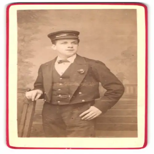Fotografie R. Cartwright, Islington, Kingsland Road 349, junger englischer Page in Dienstuniform