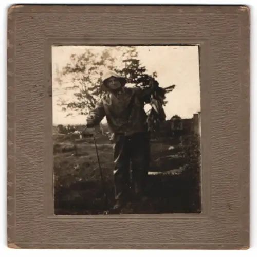 Fotografie unbekannter Fotograf und Ort, Angler Harry präsentiert seinen Tagesfang, Angel