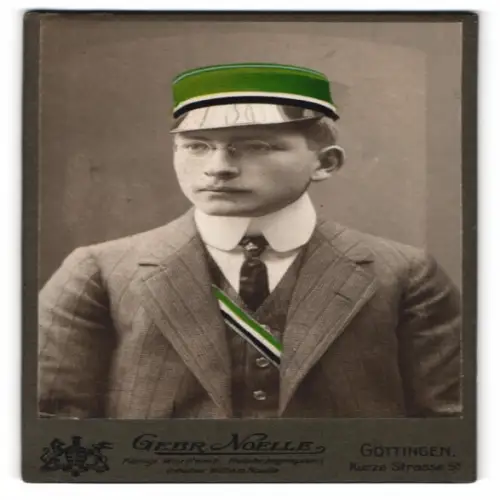 Fotografie Gebr. Noelle, Göttingen, Kurze Strasse 5A, Student Fr. Stadtmüller mit Mütze und Couleur, Handkoloriert