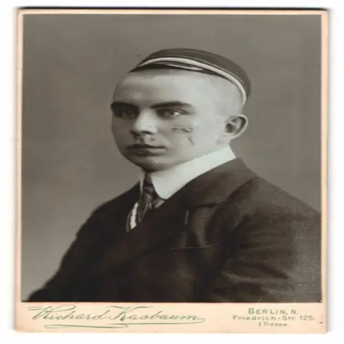 Fotografie Richard Kaesbaum, Berlin, Friedrich-Str. 125, Student Fritz Schulz mit Schmiss und Couleur, 1913