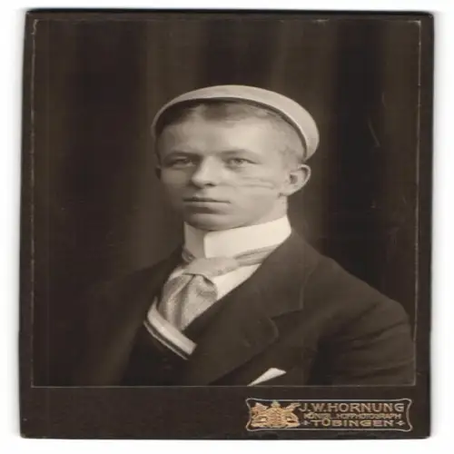 Fotografie J.W. Hornung, Tübingen, Uhlandstrasse 11, junger Student Kurt mit Couleur und Schmiss, 1913