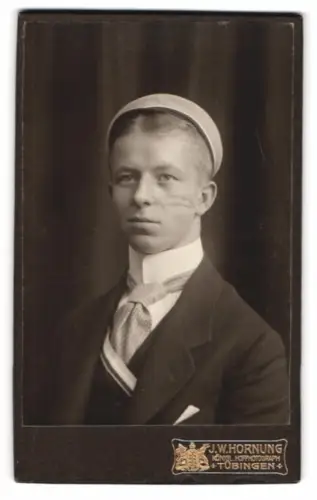 Fotografie J.W. Hornung, Tübingen, Uhlandstrasse 11, junger Student Kurt mit Couleur und Schmiss, 1913