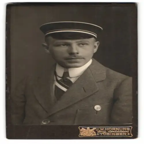 Fotografie J.W. Hornung, Tübingen, Uhlandstrasse 11, tübinger Student im Anzug mit Couleur, 1919