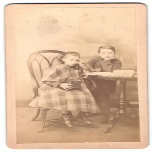 Fotografie Robert Stegmeyer, Charlottenburg, Berliner Strasse 42, Kinder mit Stereo Betrachter in der Hand