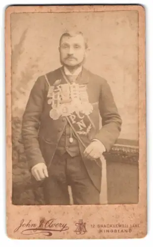 Fotografie John J. Avery, London, Shacklwell Lane 12, englischer Freimaurer mit Orden und Schärpe
