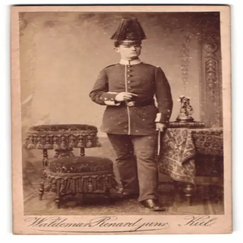 Fotografie Waldemar Renard jun., Kiel, Sophienblatt 18, Soldaten in Uniform des Seebataillon mit Tschako