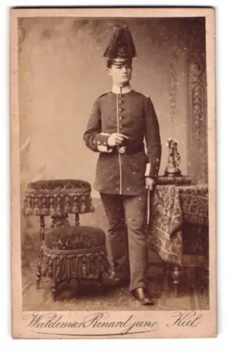 Fotografie Waldemar Renard jun., Kiel, Sophienblatt 18, Soldaten in Uniform des Seebataillon mit Tschako
