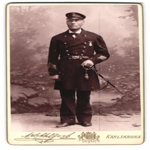Fotografie A. H. Ahlfors, Karlskrona, Ö. Amiralitetsgatan 15, Marine Offizier mit Orden in Uniform und Säbel