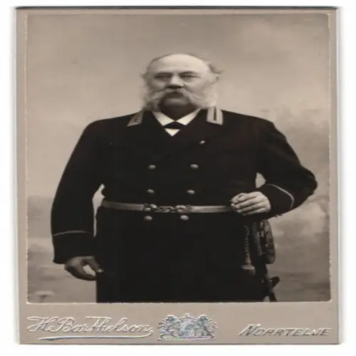 Fotografie H. Barthelson, Norrtelje, schwedischer Marine Offizier in Uniform mit Säbel und Portepee