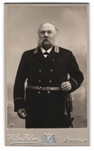 Fotografie H. Barthelson, Norrtelje, schwedischer Marine Offizier in Uniform mit Säbel und Portepee