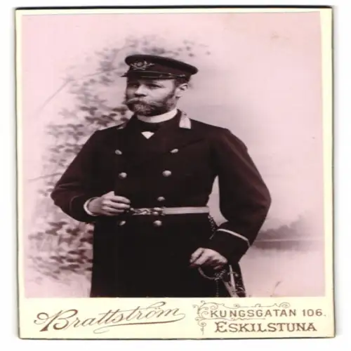 Fotografie Brattström, Eskilstuna, Kungsgatan 106, Porträt eines schwedischen Marine Offizier in Uniform mit Säbel