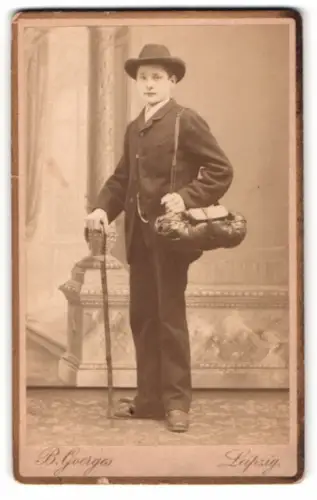 Fotografie B. Goerges, Leipzig, Töpferplatz, Eleganter junger Mann auf der Walz / Wanderjahre