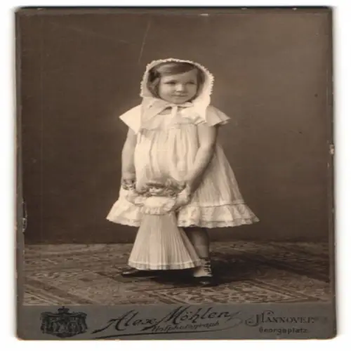 Fotografie Alex Möhlen, Hannover, Georgsplatz, niedliches kleines Mädchen mit Puppe, wie die Mama