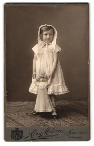 Fotografie Alex Möhlen, Hannover, Georgsplatz, niedliches kleines Mädchen mit Puppe, wie die Mama