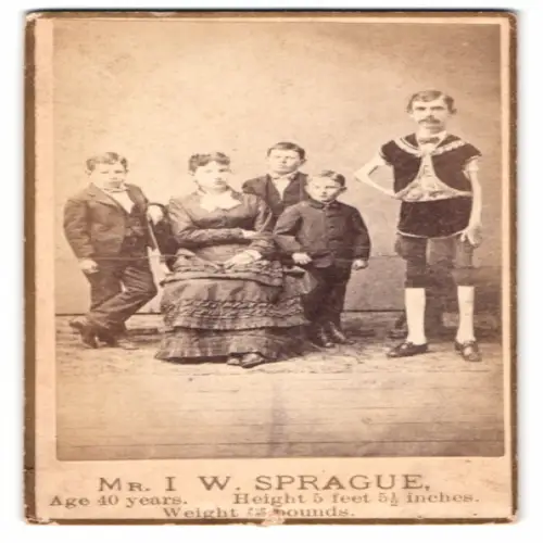 Fotografie Chas. Eisenmann, New York, Bowery 229, Isaac W. Sprague the living Skeleton nebst Familie