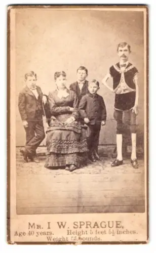 Fotografie Chas. Eisenmann, New York, Bowery 229, Isaac W. Sprague the living Skeleton nebst Familie