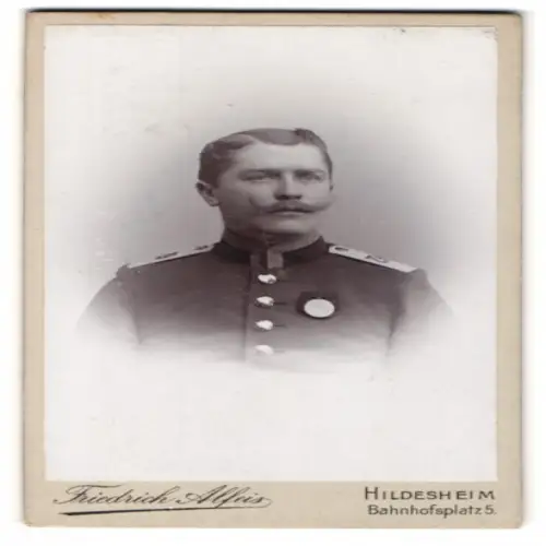 Fotografie Friedrich Alfeis, Hildesheim, Uffz. des Rgt. Nr. 79 mit Centenar-Medaille an Einzeltragespange