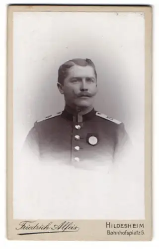 Fotografie Friedrich Alfeis, Hildesheim, Uffz. des Rgt. Nr. 79 mit Centenar-Medaille an Einzeltragespange