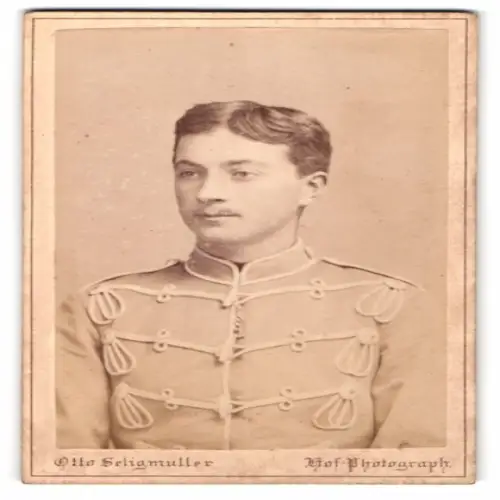 Fotografie Otto Seligmüller, Schleswig, Stadtweg 147, Gefreiter der Husaren in Uniform