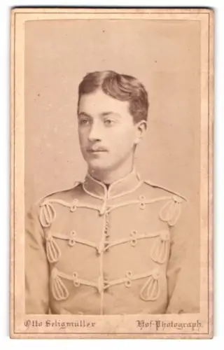 Fotografie Otto Seligmüller, Schleswig, Stadtweg 147, Gefreiter der Husaren in Uniform