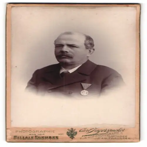 Fotografie Carl Jagerspacher, Gmunden, Portrait eines Mannes mit Centenar-Medaille am Dreiecksband