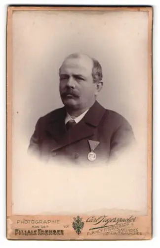 Fotografie Carl Jagerspacher, Gmunden, Portrait eines Mannes mit Centenar-Medaille am Dreiecksband