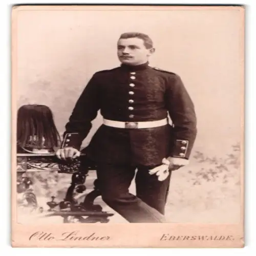 Fotografie Otto Lindner, Eberswalde, Gefreiter in Uniform, Helm mit Rosshaarbusch