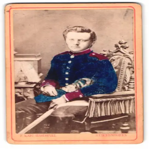 Fotografie F. Karl Hagspiel, Stiefenhofen, Soldat in Uniform mit Säbel, Helm mit Rosshaarbusch, handkoloriert