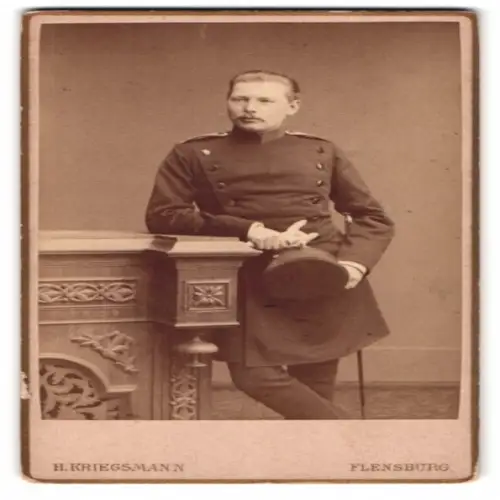 Fotografie H. Kriegsman, Flensburg, Grosse Strasse 75, Chevauleger in Uniform mit Bajonett