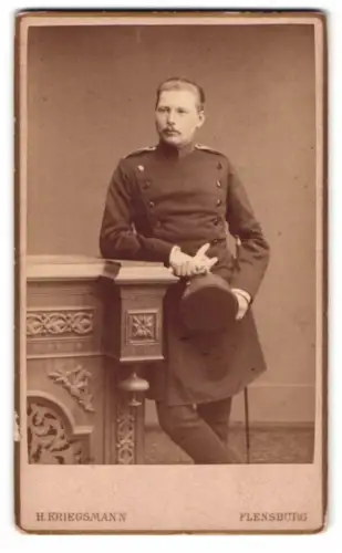 Fotografie H. Kriegsman, Flensburg, Grosse Strasse 75, Chevauleger in Uniform mit Bajonett
