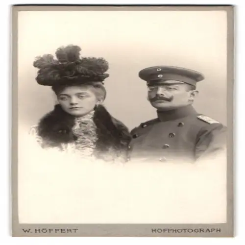 Fotografie W. Höffert, Berlin, Unter den Linden 24, Dame mit Offizier der Chevaulegers in Uniform und Schirmmütze