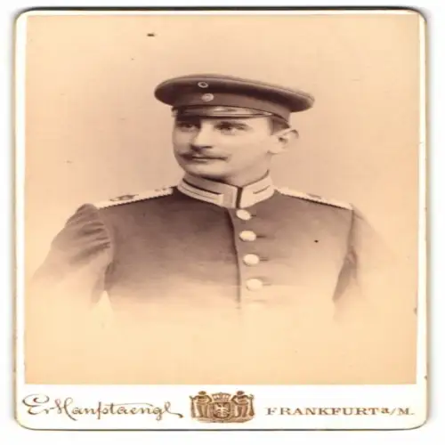 Fotografie E. Hanfstaengl, Frankfurt a. M., Einjährig-Freiwilliger Gardesoldat in Uniform mit Schirmmütze 1899/1900