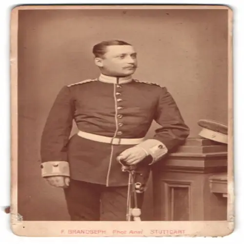 Fotografie F. Brandseph, Stuttgart, Marienstrasse 36, Einjährig-Freiwilliger Gardesoldat in Uniform mit Säbel, 1878