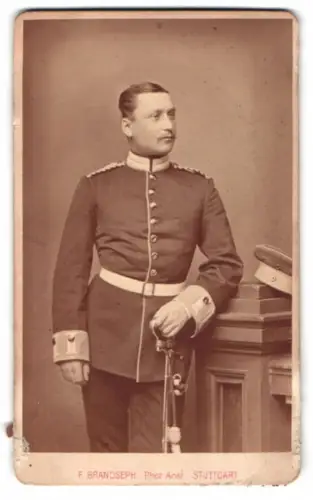 Fotografie F. Brandseph, Stuttgart, Marienstrasse 36, Einjährig-Freiwilliger Gardesoldat in Uniform mit Säbel, 1878