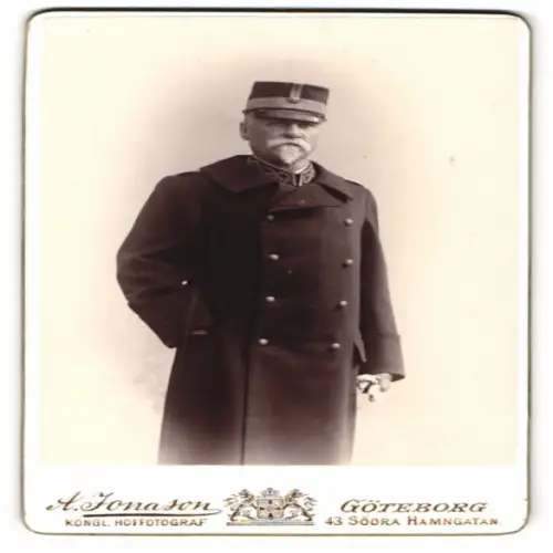 Fotografie A. Jonason, Göteborg, Södra Hamngatan 43, schwedischer Offizier im Mantel mit Schirmmütze