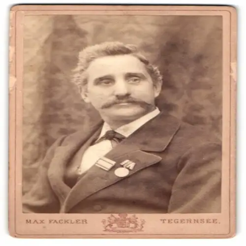 Fotografie Max Fackler, Tegernsee, Porträt eines Veteranen im Anzug mit Dienstauszeichnung