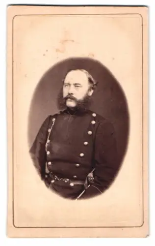 Fotografie Fr. Hansen, Karlskrona, Smedjegatan, schwedischer Soldat in Uniform mit Säbel