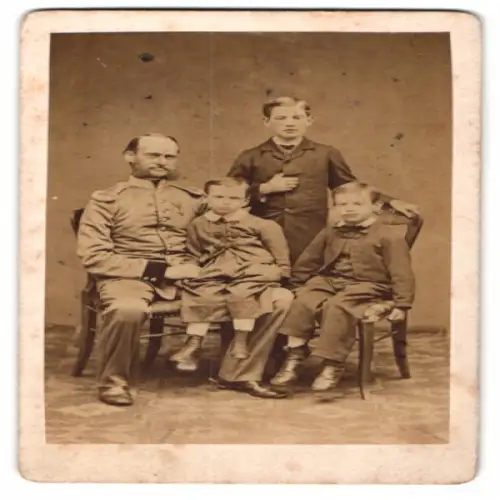 Fotografie Emil Bangemann, Passau, Theresien-Strasse No. 393, Familienportrait mit bayrischem Offizier in Uniform