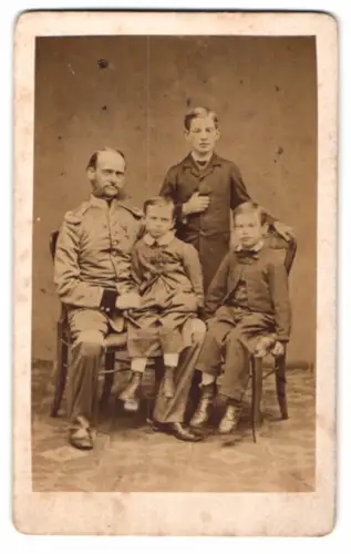Fotografie Emil Bangemann, Passau, Theresien-Strasse No. 393, Familienportrait mit bayrischem Offizier in Uniform